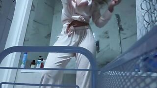 Babe masturbating her pussy in the bathroom, no one sees