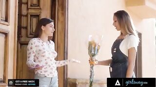 The florist is so horny that she wants to caress her client’s pussy