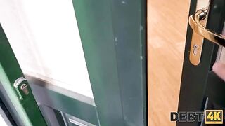 A smart girl used her pussy to avoid debt collector
