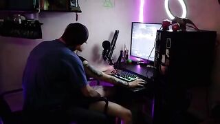 Gamer girl gets her pussy railed while playing Destiny 2, a total mess!