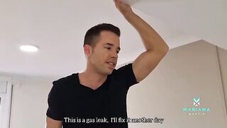 The air technician left his cum on my ass with a reminder of the passionate encounter