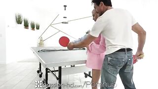 The overconfident blonde loses a bet and has to pay with her mouth
