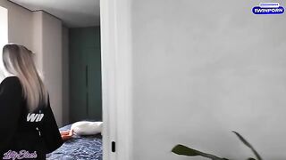 A lonely hot mom seduces the handyman with her perfect ass