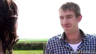 A juicy girl was fucked by a guy on the haystack, it was awesome!