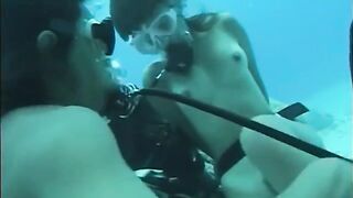 A guy fucked a hairy girl with a nice pussy in water