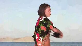 The member shows a girl without clothes on the sandy coast