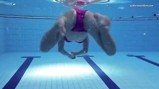 Nude beauty has fun in the swimming pool
