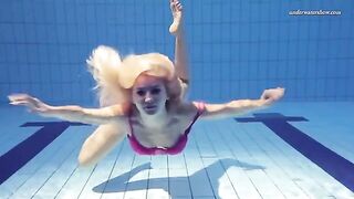 Nude beauty has fun in the swimming pool