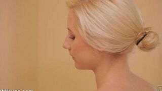 Hot teen wanks her pussy with a toothbrush handle