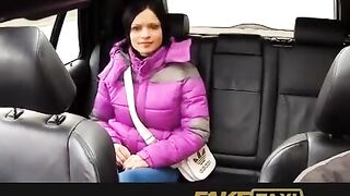 A hot girl slept with her taxi driver in the car