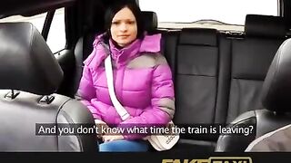 A hot girl slept with her taxi driver in the car