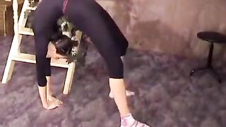 A handsome man fucked a flexible gymnast with amazing stretching skills