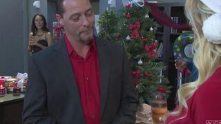 Retired for sex at a lesbian New Year's party, full of passion and fire