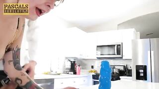The pussy of the actress flew over the bumps