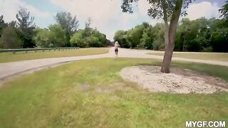 Babe came to the park and had sex with her boyfriend