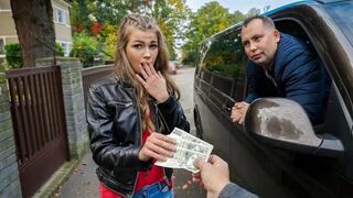 A pick-up guy hooked a girl and fucked her in her car for money