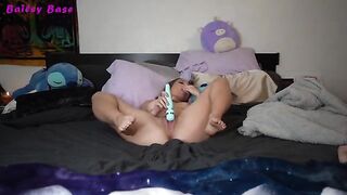 Foot fetish teen gets off by sucking toes in exclusive vid