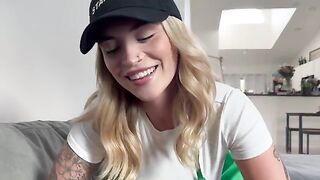 Starbucks employee cheated on her boyfriend while working