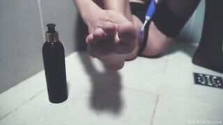 A girl washes her ass in the shower and caresses herself