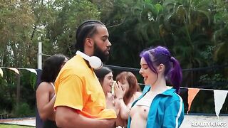 A sexy girl is fucking with her guy in the yard