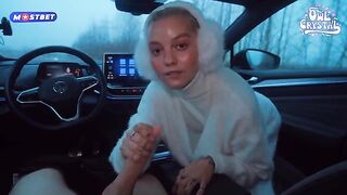 College slut gets banged by stranger in his car