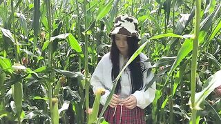 The security guard caught a thief in the cornfield and fucked her