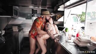 What burgers, I'm fucking! A sexy girl is fucking on the city streets