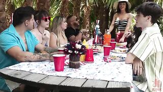 The man gave the girl a lesson in blowing jobs right on the street