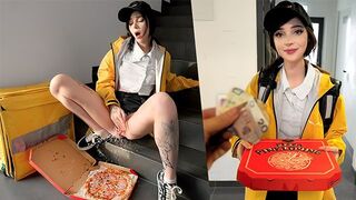 A pizza delivery guy got his dick wet with cum from the gorgeous courier