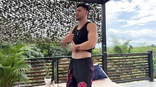 A girl has sex with her handsome masseur in HD