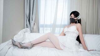 I had sex with my ex-girlfriend in a wedding dress, it was incredible!